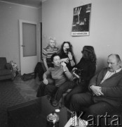 Grudzień 1977, Polska.
Rodzina cyrkowców.
Fot. Irena Jarosińska, zbiory Ośrodka KARTA