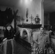 Lata 60. lub 70., Polska.
Prawdopodobnie piosenkarka Halina Frąckowiak (z lewej).
Fot. Irena Jarosińska, zbiory Ośrodka KARTA 

