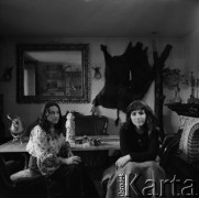 Lata 60. lub 70., Polska.
Prawdopodobnie piosenkarka Halina Frąckowiak (z prawej).
Fot. Irena Jarosińska, zbiory Ośrodka KARTA