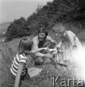 Lata 60. lub 70., Babia Góra, Polska.
Rodzina.
Fot. Irena Jarosińska, zbiory Ośrodka KARTA 
