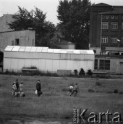 Lata 60. lub 70., Warszawa, Polska.
Widok z ulicy Nowolipki w kierunku południowym. Po prawej budynek fabryki Franciszka Karpińskiego na posesji przy ulicy Wolność 7/9, po lewej resztka oficyny na posesji Wolność 8 (jasny budynek, który ma lekko spadzisty dach).
Fot. Irena Jarosińska, zbiory Ośrodka KARTA