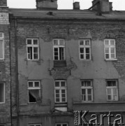 Lata 60. lub 70., Warszawa, Polska.
Kamienica przy ulicy Dzielnej 74 i Dzielnej 76 (fragment po lewej).
Fot. Irena Jarosińska, zbiory Ośrodka KARTA 
