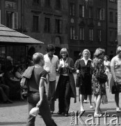 1978, Warszawa, Polska.
Aktor Mirosław Konarowski na Rynku Starego Miasta.
Fot. Irena Jarosińska, zbiory Ośrodka KARTA
