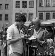 1978, Warszawa, Polska.
Aktor Mirosław Konarowski na Rynku Starego Miasta.
Fot. Irena Jarosińska, zbiory Ośrodka KARTA