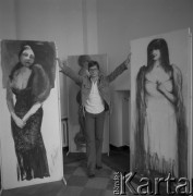 1978, Warszawa, Polska.
Aktor Mirosław Konarowski na wystawie rysunków Grzegorza Morycińskiego z cyklu 