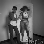 1978, Warszawa, Polska.
Aktor Mirosław Konarowski na wystawie rysunków Grzegorza Morycińskiego z cyklu 