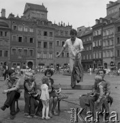 1978, Warszawa, Polska.
Aktor Mirosław Konarowski na Rynku Starego Miasta.
Fot. Irena Jarosińska, zbiory Ośrodka KARTA