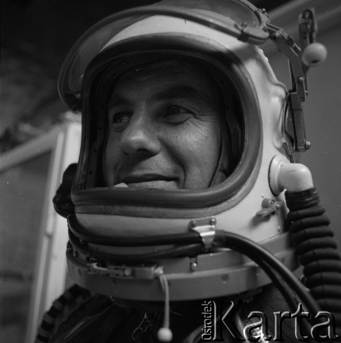 1978, Warszawa, Polska.
Wojskowy Instytut Medycyny Lotniczej przygotowujący polskich pilotów do lotów kosmicznych. 
Fot. Irena Jarosińska, zbiory Ośrodka KARTA