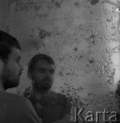 Lata 60. lub 70., Warszawa, Polska.
Malarz u rzeźbiarki Barbary Zbrożyny.
Fot. Irena Jarosińska, zbiory Ośrodka KARTA