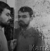 Lata 60. lub 70., Warszawa, Polska.
Malarz u rzeźbiarki Barbary Zbrożyny.
Fot. Irena Jarosińska, zbiory Ośrodka KARTA