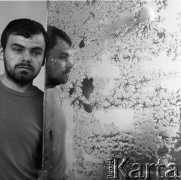 Lata 60. lub 70., Warszawa, Polska.
Malarz u rzeźbiarki Barbary Zbrożyny.
Fot. Irena Jarosińska, zbiory Ośrodka KARTA