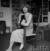 Wiosna 1978, Polska.
Malarka Lidia Boniecka w swoim mieszkaniu.
Fot. Irena Jarosińska, zbiory Ośrodka KARTA