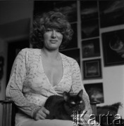 Wiosna 1978, Polska.
Malarka Lidia Boniecka w swoim mieszkaniu.
Fot. Irena Jarosińska, zbiory Ośrodka KARTA