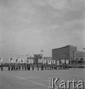 31.07.1955 - 4.08.1955, Warszawa, Polska.
V Światowy Festiwal Młodzieży i Studentów o Pokój i Przyjaźń. Pochód z transparentem 