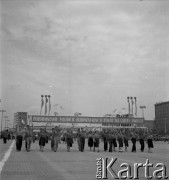 31.07.1955 - 4.08.1955, Warszawa, Polska.
V Światowy Festiwal Młodzieży i Studentów o Pokój i Przyjaźń. Defilada na ulicy Marszałkowskiej. Młodzież z transparentem 