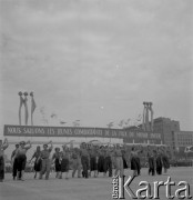 31.07.1955 - 4.08.1955, Warszawa, Polska.
V Światowy Festiwal Młodzieży i Studentów o Pokój i Przyjaźń. Defilada na ulicy Marszałkowskiej. Młodzież z transparentem w języku francuskim.
Fot. Irena Jarosińska, zbiory Ośrodka KARTA