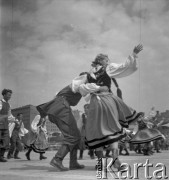 31.07.1955 - 4.08.1955, Warszawa, Polska.
V Światowy Festiwal Młodzieży i Studentów o Pokój i Przyjaźń. Taniec ludowy na ulicy Marszałkowskiej.
Fot. Irena Jarosińska, zbiory Ośrodka KARTA