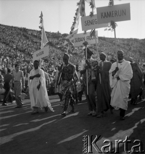 31.07.1955 - 4.08.1955, Warszawa, Polska.
V Światowy Festiwal Młodzieży i Studentów o Pokój i Przyjaźń. Młodzież z Senegalu, Kamerunu, Nigerii, Sudanu Francuskiego na Stadionie Dziesięciolecia.
Fot. Irena Jarosińska, zbiory Ośrodka KARTA