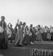 31.07.1955 - 4.08.1955, Warszawa, Polska.
V Światowy Festiwal Młodzieży i Studentów o Pokój i Przyjaźń. Młodzież w strojach ludowych.
Fot. Irena Jarosińska, zbiory Ośrodka KARTA