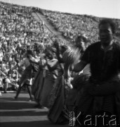 31.07.1955 - 4.08.1955, Warszawa, Polska.
V Światowy Festiwal Młodzieży i Studentów o Pokój i Przyjaźń. Tańcząca młodzież na Stadionie Dziesięciolecia.
Fot. Irena Jarosińska, zbiory Ośrodka KARTA