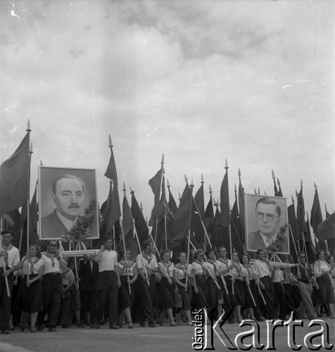 31.07.1955 - 4.08.1955, Warszawa, Polska.
V Światowy Festiwal Młodzieży i Studentów o Pokój i Przyjaźń. Pochód z portretami Bolesława Bieruta - I sekretarza KC PZPR i Aleksandra Zawadzkiego - członka KC i Biura Politycznego KC PZPR.
Fot. Irena Jarosińska, zbiory Ośrodka KARTA