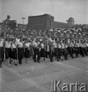 31.07.1955 - 4.08.1955, Warszawa, Polska.
V Światowy Festiwal Młodzieży i Studentów o Pokój i Przyjaźń. Defilada na ulicy Marszałkowskiej.
Fot. Irena Jarosińska, zbiory Ośrodka KARTA