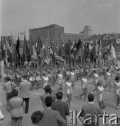 31.07.1955 - 4.08.1955, Warszawa, Polska.
V Światowy Festiwal Młodzieży i Studentów o Pokój i Przyjaźń. Defilada na ulicy Marszałkowskiej.
Fot. Irena Jarosińska, zbiory Ośrodka KARTA