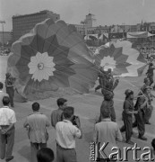 31.07.1955 - 4.08.1955, Warszawa, Polska.
V Światowy Festiwal Młodzieży i Studentów o Pokój i Przyjaźń. Pochód na ulicy Marszałkowskiej.
Fot. Irena Jarosińska, zbiory Ośrodka KARTA