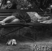 Lata 60. lub 70., Polska.
Odpoczynek w parku.
Fot. Irena Jarosińska, zbiory Ośrodka KARTA