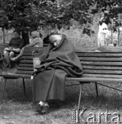 Lata 60. lub 70., Polska.
Odpoczynek w parku.
Fot. Irena Jarosińska, zbiory Ośrodka KARTA