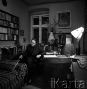 Lata 70, Polska.
Nieznany mężczyzna w gabinecie.
Fot. Irena Jarosińska, zbiory Ośrodka KARTA
