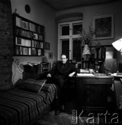 Lata 70., Polska.
Nieznany mężczyzna w gabinecie.
Fot. Irena Jarosińska, zbiory Ośrodka KARTA