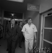 1979, Konstancin-Jeziorna, Polska.
Joseph A. Califano - minister zdrowia, edukacji i opieki społecznej USA (z lewej) z wizytą w Stołecznym Centrum Rehabilitacji u profesora Mariana Allana Weissa (z prawej).
Fot. Irena Jarosińska, zbiory Ośrodka KARTA