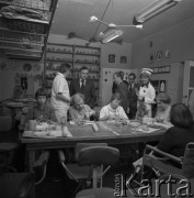 1979, Konstancin-Jeziorna, Polska.
Joseph A. Califano - minister zdrowia, edukacji i opieki społecznej USA (stoi drugi z lewej) z wizytą w Stołecznym Centrum Rehabilitacji u profesora Mariana Allana Weissa (stoi pierwszy z lewej).
Fot. Irena Jarosińska, zbiory Ośrodka KARTA