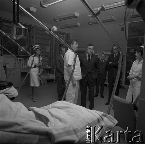 1979, Konstancin-Jeziorna, Polska.
Joseph A. Califano - minister zdrowia, edukacji i opieki społecznej USA (na pierwszym planie w garniturze) z wizytą w Stołecznym Centrum Rehabilitacji u profesora Mariana Allana Weissa (na pierwszym planie z prawej).
Fot. Irena Jarosińska, zbiory Ośrodka KARTA