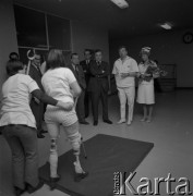 1979, Konstancin-Jeziorna, Polska.
Joseph A. Califano - minister zdrowia, edukacji i opieki społecznej USA (w środku z założonymi rękami) z wizytą w Stołecznym Centrum Rehabilitacji u profesora Mariana Allana Weissa (z prawej).
Fot. Irena Jarosińska, zbiory Ośrodka KARTA