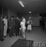 1979, Konstancin-Jeziorna, Polska.
Joseph A. Califano - minister zdrowia, edukacji i opieki społecznej USA (w środku z założonymi rękami) z wizytą w Centrum Rehabilitacji u profesora Mariana Allana Weissa (z prawej).
Fot. Irena Jarosińska, zbiory Ośrodka KARTA