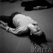 Lata 70, Lubelszczyzna, Polska.
Zespół teatralny podczas próby. 
Fot. Irena Jarosińska, zbiory Ośrodka KARTA
