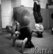 Lata 70, Lubelszczyzna, Polska.
Zespół teatralny podczas próby. 
Fot. Irena Jarosińska, zbiory Ośrodka KARTA
