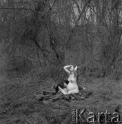 Kwiecień 1979, Warszawa, Polska.
Akt Magdy Ziemskiej na Młocinach.
Fot. Irena Jarosińska, zbiory Ośrodka KARTA