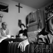 Maj 1979, Kraków, Polska.
Malarz Jerzy Nowosielski w swoim mieszkaniu.
Fot. Irena Jarosińska, zbiory Ośrodka KARTA
