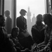 1979, Kraków, Polska.
Dziedziniec Collegium Maius Uniwersytetu Jagiellońskiego - uczestnicy kursów polonijnych organizowanych przez Instytut Badań Polonijnych.
Fot. Irena Jarosińska, zbiory Ośrodka KARTA
