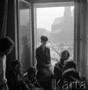 1979, Kraków, Polska.
Dziedziniec Collegium Maius Uniwersytetu Jagiellońskiego - uczestnicy kursów polonijnych organizowanych przez Instytut Badań Polonijnych.
Fot. Irena Jarosińska, zbiory Ośrodka KARTA
