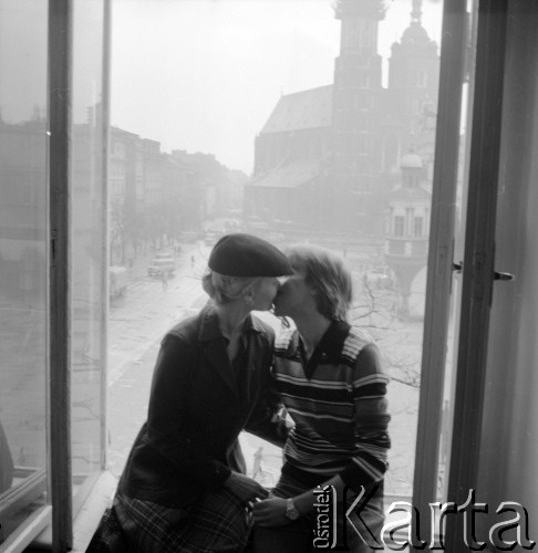 1979, Kraków, Polska.
Dziedziniec Collegium Maius Uniwersytetu Jagiellońskiego - uczestnicy kursów polonijnych organizowanych przez Instytut Badań Polonijnych.
Fot. Irena Jarosińska, zbiory Ośrodka KARTA
