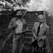 Czerwiec 1979, Warszawa, Polska.
Reżyser Janusz Majewski (z lewej) oraz pisarz Andrzej Kuśniewicz na Młocinach.
Fot. Irena Jarosińska, zbiory Ośrodka KARTA