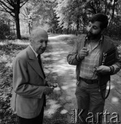 Czerwiec 1979, Warszawa, Polska.
Pisarz Andrzej Kuśniewicz (z lewej) oraz reżyser Janusz Majewski i na Młocinach.
Fot. Irena Jarosińska, zbiory Ośrodka KARTA