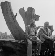 Czerwiec 1979, Warszawa, Polska.
Reżyser Janusz Majewski (z lewej) oraz pisarz Andrzej Kuśniewicz na Młocinach.
Fot. Irena Jarosińska, zbiory Ośrodka KARTA
