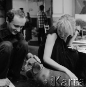 Czerwiec 1979, Warszawa, Polska.
Studenci i Agata - jamnik Ireny Jarosińskiej - w pracowni profesor Teresy Pągowskiej w Akademii Sztuk Pięknych.
Fot. Irena Jarosińska, zbiory Ośrodka KARTA