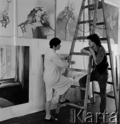 Czerwiec 1979, Warszawa, Polska.
Pracownia profesor Teresy Pągowskiej w Akademii Sztuk Pięknych. Z lewej Teresa Pągowska.
Fot. Irena Jarosińska, zbiory Ośrodka KARTA