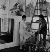 Czerwiec 1979, Warszawa, Polska.
Pracownia profesor Teresy Pągowskiej w Akademii Sztuk Pięknych. Z lewej Teresa Pągowska.
Fot. Irena Jarosińska, zbiory Ośrodka KARTA